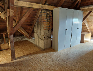 Zateplení stropu rodinného domu pomocí foukané izolace